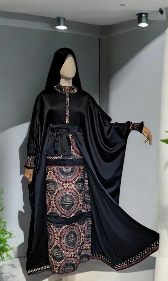 Abaya Mme Dar Nūr Black and Rad — Dar Nūr